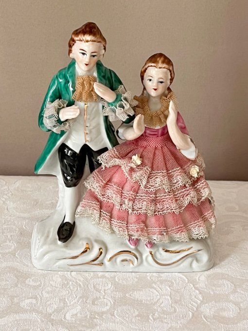 Couple galant, figurines en porcelaine et dentelle appliquée, vintage