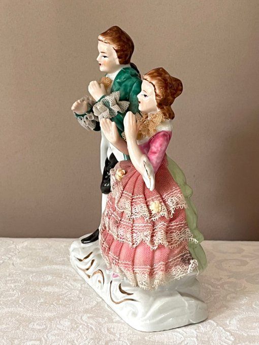 Couple galant, figurines en porcelaine et dentelle appliquée, vintage