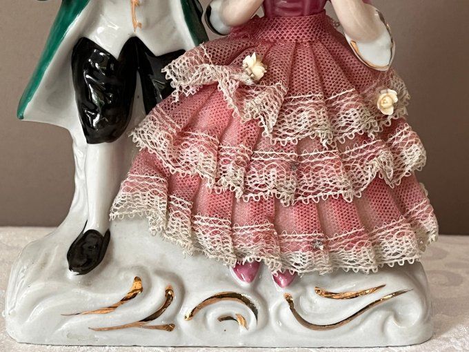 Couple galant, figurines en porcelaine et dentelle appliquée, vintage