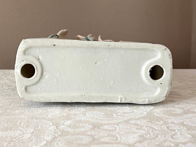 Couple galant, figurines en porcelaine et dentelle appliquée, vintage