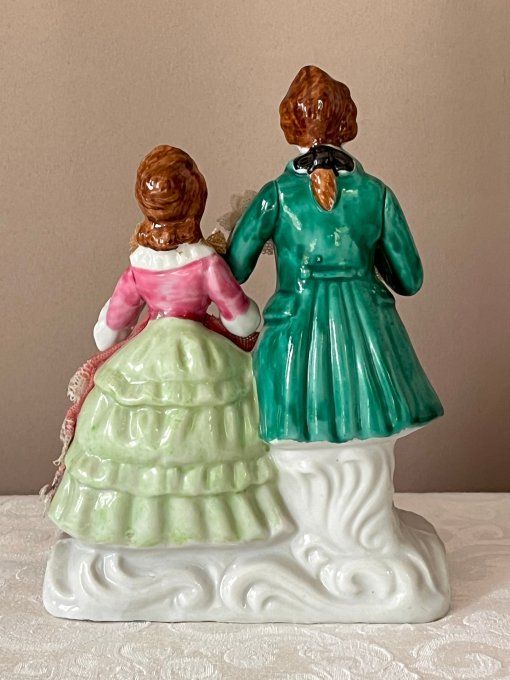 Couple galant, figurines en porcelaine et dentelle appliquée, vintage
