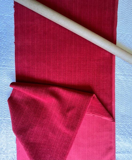 Coupons de tissu en velours côtelé fin rouge pour couture et décoration.