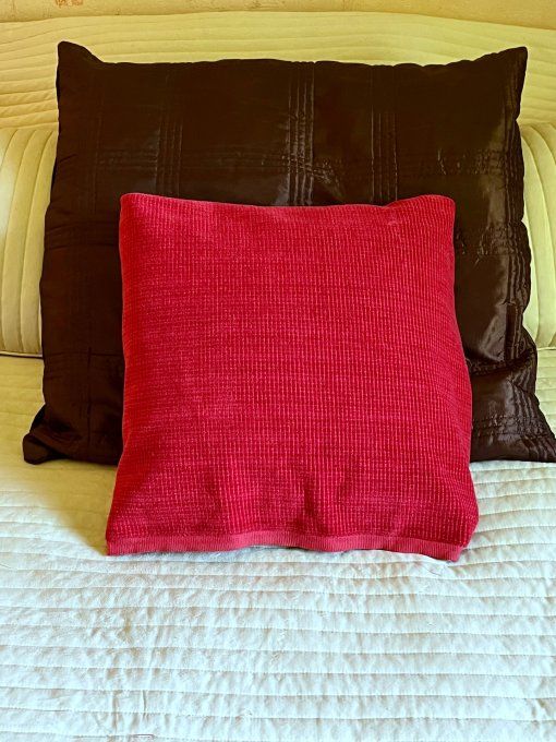 Coupons de tissu en velours côtelé fin rouge pour couture et décoration.