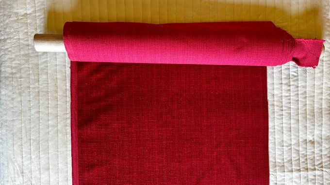 Coupons de tissu en velours côtelé fin rouge pour couture et décoration.