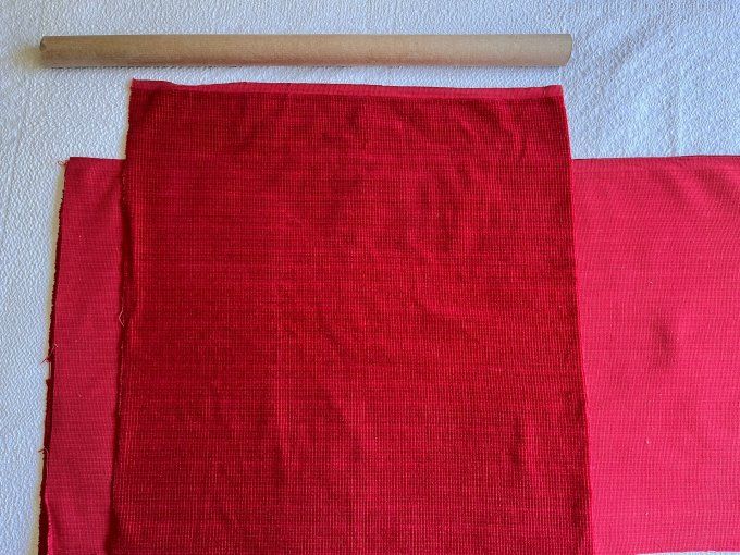 Coupons de tissu en velours côtelé fin rouge pour couture et décoration.