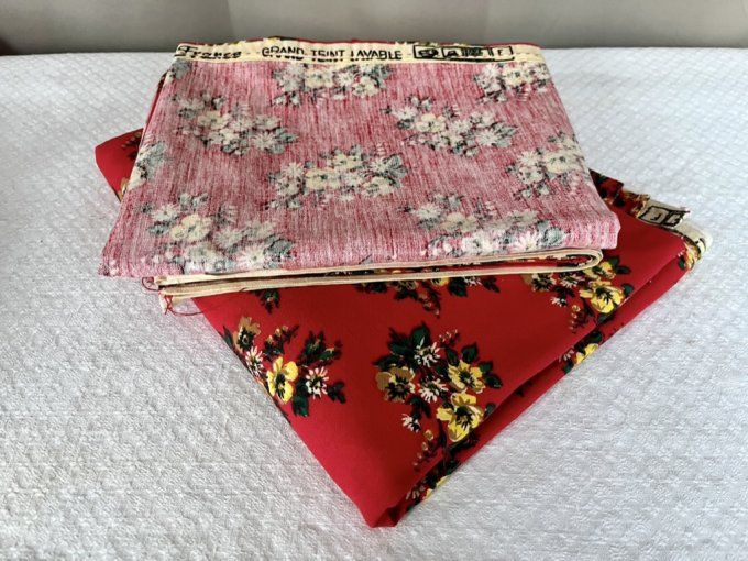 Coupons de Tissu vintage, fond rouge fleuri, Mireille, Ydil, France