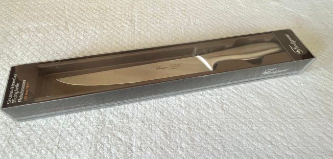 Couteau de cuisine, à trancher, en inox,  210 mm. Neuf en boîte