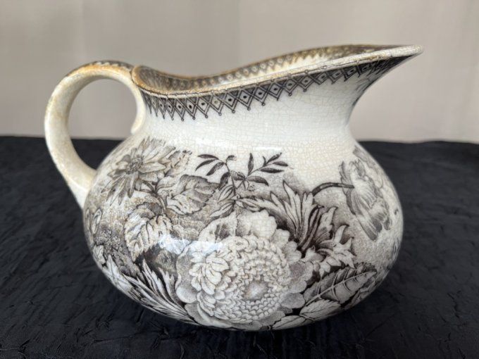 Broc de toilette ancien Sarreguemines - Modèle "Jardinière" - Décor gris/noir, fin du XIXe siècle. 