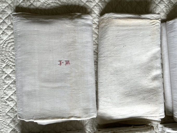 Draps anciens en métis, sortis d'une armoire, à laver