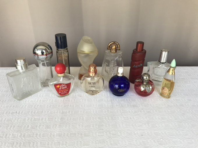Lot de 12 flacons de parfum vides, Dior, Bourjois, Givenchy, Cerruti, Cardin ...