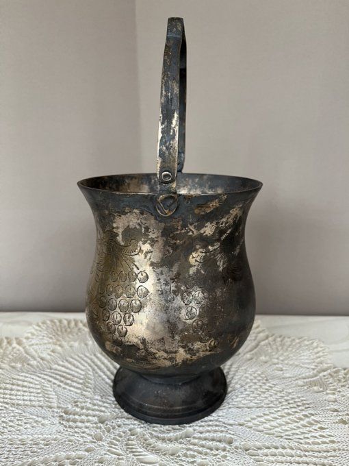 Ancien seau à glace ou à pot-pourri en métal argenté au décor de vigne.
