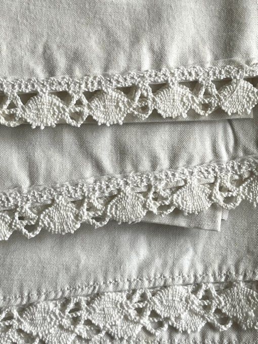 Dessus d'étagère ancien en tissu avec broderies