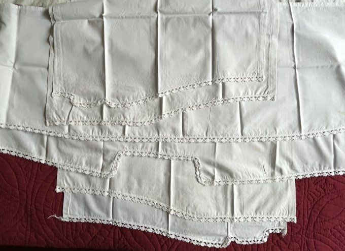 Dessus d'étagère ancien en tissu avec broderies
