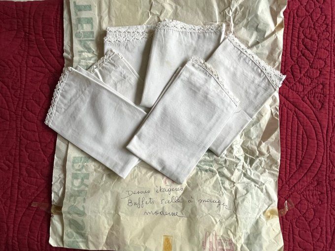 Dessus d'étagère ancien en tissu avec broderies