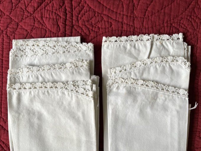 Dessus d'étagère ancien en tissu avec broderies