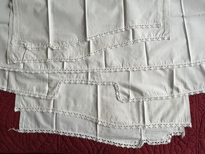 Dessus d'étagère ancien en tissu avec broderies