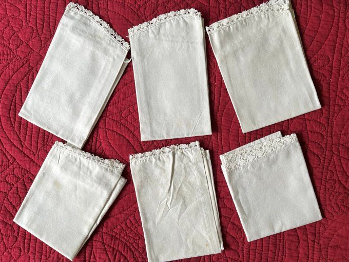 Dessus d'étagère ancien en tissu avec broderies