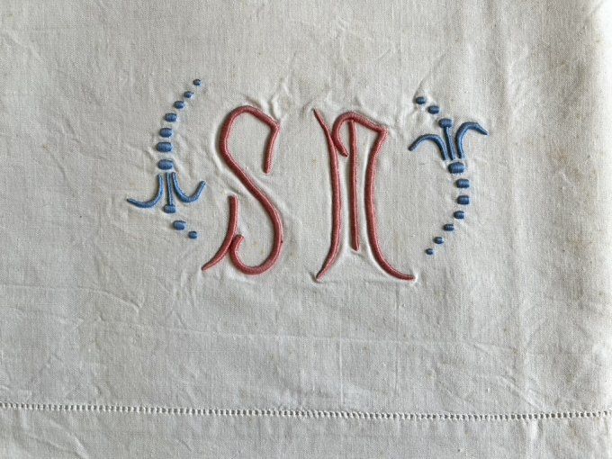 Drap ancien en métis brodé SM, pour grand lit