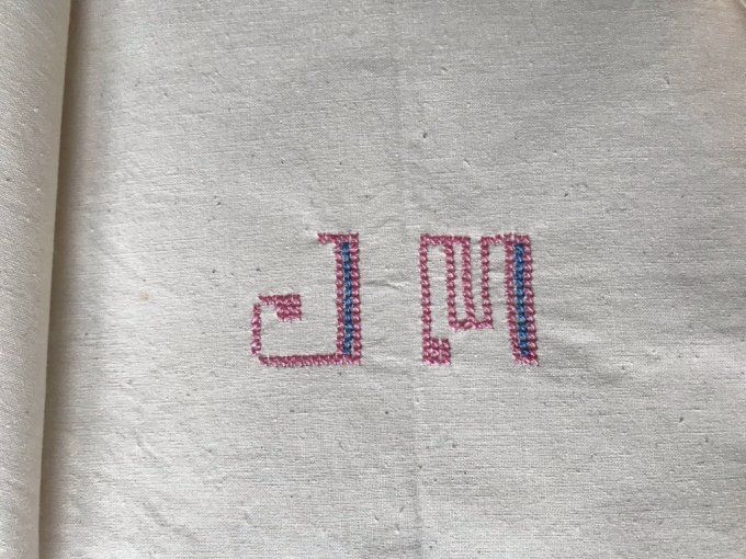 Drap en métis ancien, monogramme en broderie JM, Neuf