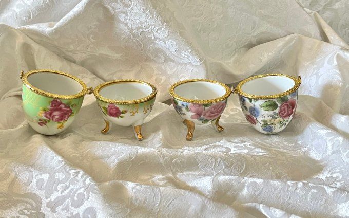 Duo d'œufs bijoux style Fabergé en porcelaine - Décor floral & dorures