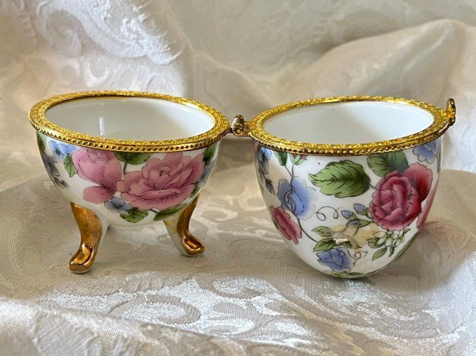Duo d'œufs bijoux style Fabergé en porcelaine - Décor floral & dorures
