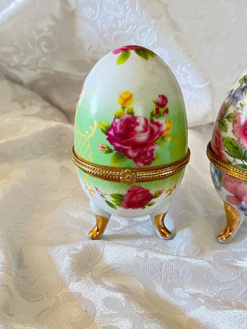 Duo d'œufs bijoux style Fabergé en porcelaine - Décor floral & dorures