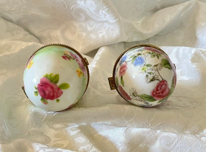 Duo d'œufs bijoux style Fabergé en porcelaine - Décor floral & dorures