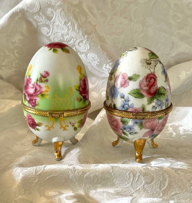 Duo d'œufs bijoux style Fabergé en porcelaine - Décor floral & dorures