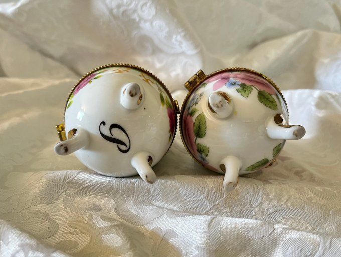 Duo d'œufs bijoux style Fabergé en porcelaine - Décor floral & dorures