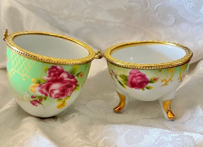 Duo d'œufs bijoux style Fabergé en porcelaine - Décor floral & dorures