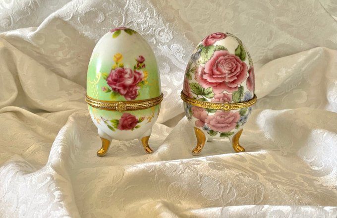 Duo d'œufs bijoux style Fabergé en porcelaine - Décor floral & dorures