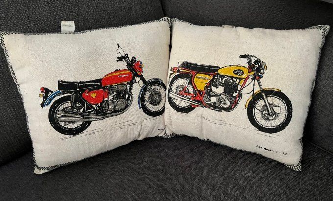 Duo de coussins vintage 1973 motos de collection Honda CB 750 & BSA Rocket 3