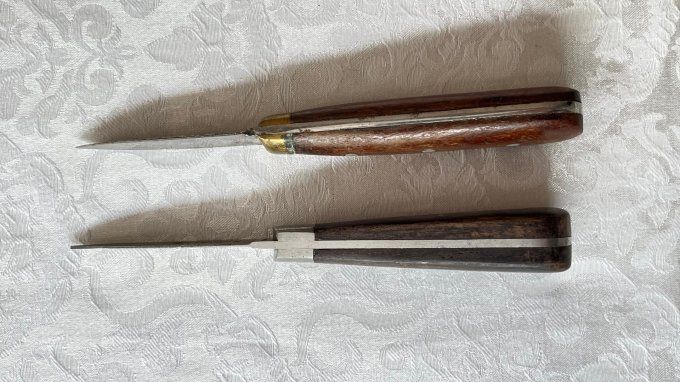 Duo de couteaux à fruits de mer anciens de type lancette dont un Laguiole par Baladéo