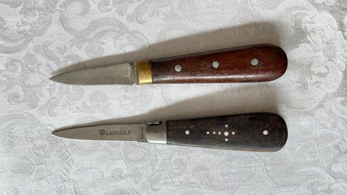 Duo de couteaux à fruits de mer anciens de type lancette dont un Laguiole par Baladéo