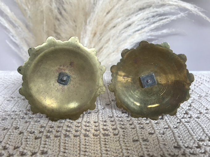 Duo de petits bougeoirs en laiton