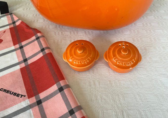 Duo neuf, salière et poivrière en forme de cocotte orange, Le Creuset