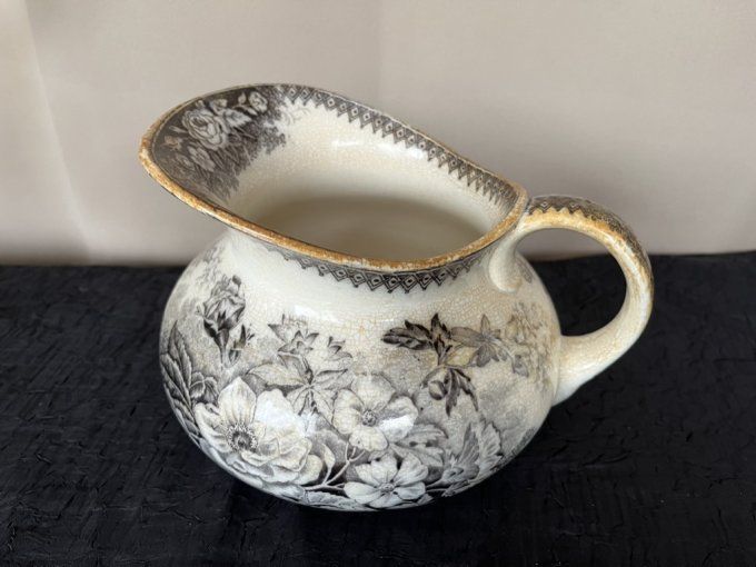 Broc de toilette ancien Sarreguemines - Modèle "Jardinière" - Décor gris/noir, fin du XIXe siècle. 