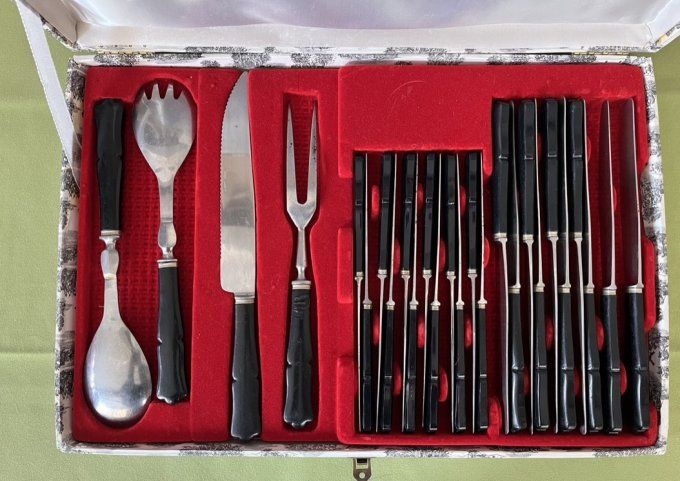 Écrin de couverts anciens, couteaux de table et à dessert et couverts de service