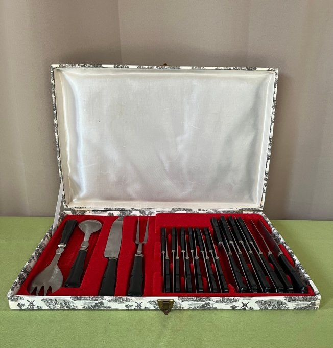 Écrin de couverts anciens, couteaux de table et à dessert et couverts de service