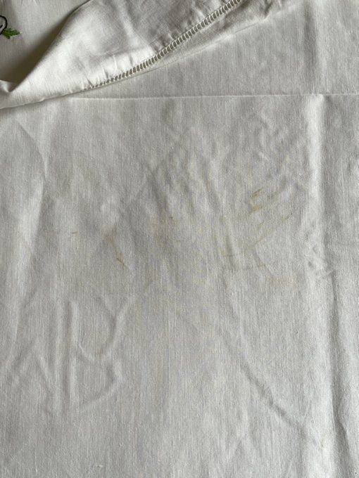Ancien grand drap en coton, initiales MR, guirlande de fleurs brodée 