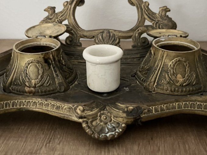 Encrier double ancien de style Néo-Renaissance en métal doré.