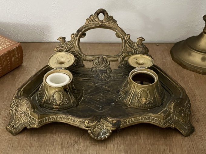 Encrier double ancien de style Néo-Renaissance en métal doré.