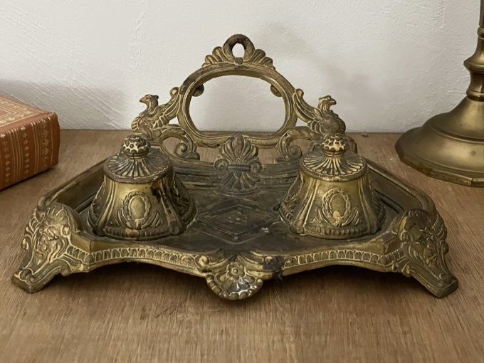 Encrier double ancien de style Néo-Renaissance en métal doré.