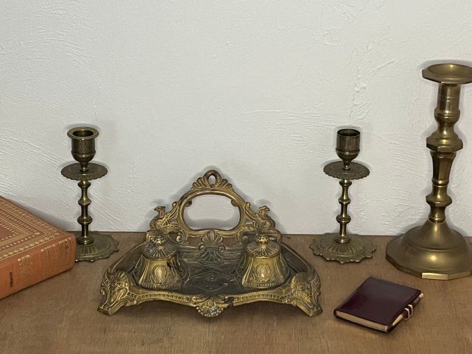 Encrier double ancien de style Néo-Renaissance en métal doré.