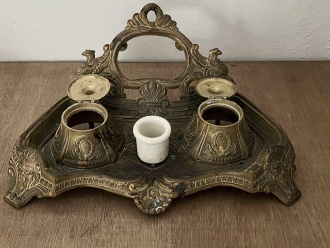 Encrier double ancien de style Néo-Renaissance en métal doré.