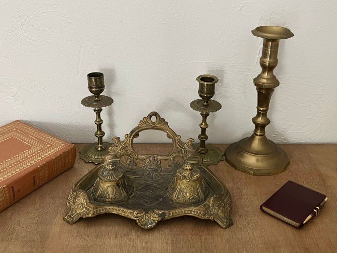 Encrier double ancien de style Néo-Renaissance en métal doré.