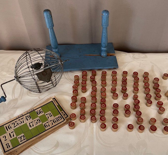 Ensemble ancien de loto / bingo avec roue et cartons vintage, Bar de la Tour Eiffel, Montpellier