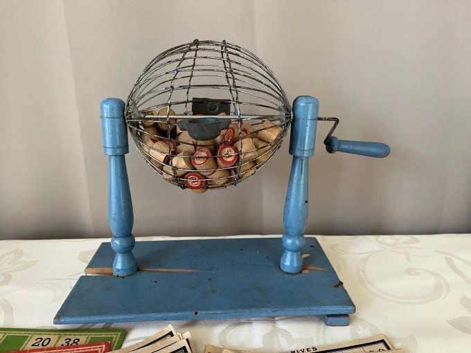 Ensemble ancien de loto / bingo avec roue et cartons vintage, Bar de la Tour Eiffel, Montpellier