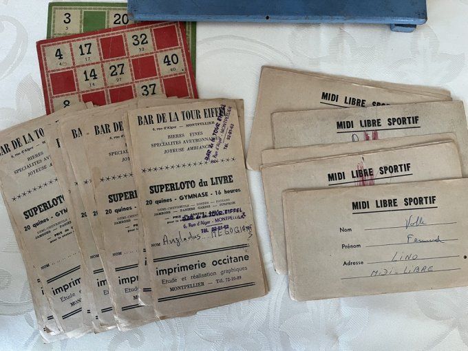 Ensemble ancien de loto / bingo avec roue et cartons vintage, Bar de la Tour Eiffel, Montpellier