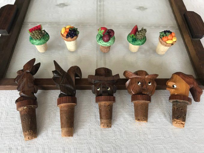 Ensemble de 10 bouchons de collection en liège et bois